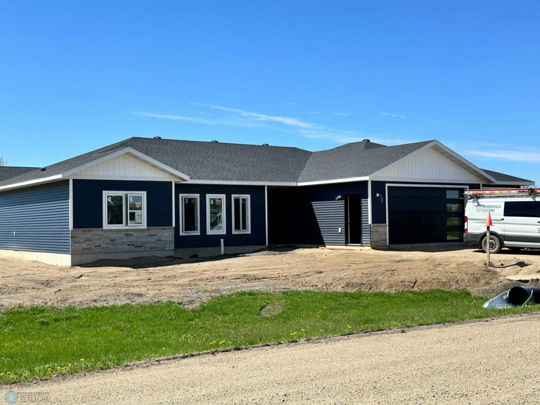 301 PINE DR, HANKINSON, ND 58041, photo 1 of 38